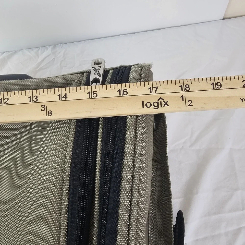 Travelsmith Beige Black Rolling Personal Luggage Carry-on Bag Duffel Zip Pockets